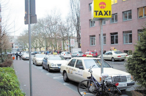 目前，在德国出租车６５％为奔驰轿车，选车型管理部门没有强制性的要求，一名以个人名义注册成立公司的个体出租车司机说，之所以青睐奔驰，最主要的原因是奔驰的售后服务最好，而且质量和耐用性也最为可靠。在德国有个体单干的出租车司机，也有分属规模不等的出租车公司，一般的公司规模不大，拥有一二十辆出租车。不过，德国出租车行业完备的管理体系、行业协会在保护出租车从业人员利益方面的重要作用等，值得借鉴